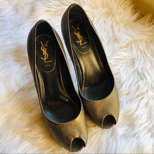 Yves Saint Laurent // Palais 80 Classic Pumps